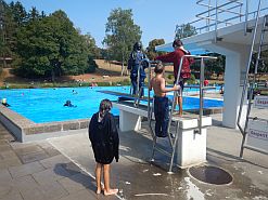 Schwimmen klamotten Angezogen schwimmen